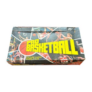 LEERE 1976 Topps Pro Basketball Vintage Sammelkarte Wax Pack Verkaufsbox. Starke Abnutzung. Bitte Bilder beachten. Deckel ist voll befestigt.