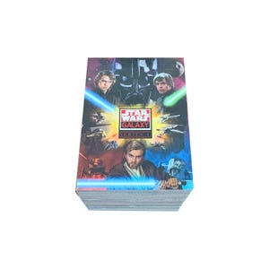 Conjunto básico completo de Star Wars Galaxy Série 4 com 120 cards colecionáveis vintage em excelente estado. Lançado pela Topps. Arte deslumbrante!