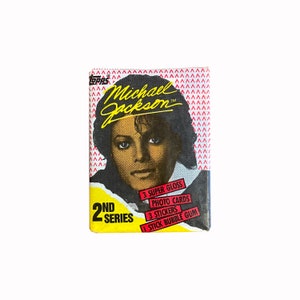 Pacote de cromos vintage da 2ª série de Michael Jackson. Pacote de cera lacrado contendo 3 cartões e 3 adesivos. Topps 1984. Pacote de cera vintage.