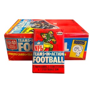 Un paquete de tarjetas de fútbol americano de la NFL Fleer Teams-In-Action de 1980. 7 tarjetas + 3 calcomanías de equipo por paquete de cera vintage. Un excelente coleccionable de la NFL.