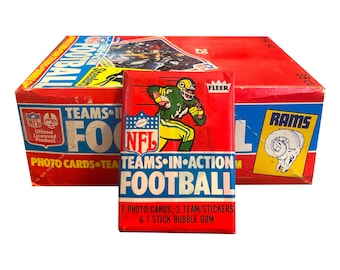 1 confezione di carte Fleer Teams-In-Action NFL Football del 1980. 7 carte + 3 adesivi di squadra per confezione di cera vintage. Bel pezzo da collezione NFL.
