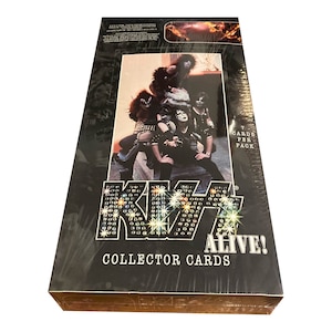 Caja sellada de fábrica de KISS Alive! tarjetas coleccionables antiguas. 7 cartas por paquete, 36 paquetes. ¡Colecciónalos todos! Publicado por NECA en 2001. ¡KISS Army!