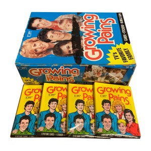 4 paquets de cartes à collectionner vintage Growing Pains. Paquets de cire scellés. Topps 1988. Chaque paquet contient 9 cartes et 1 autocollant. Kirk Cameron !