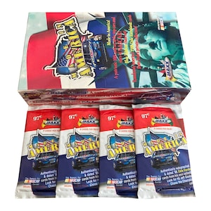 4 Packungen Vintage Rennkarten Made in America. Ein patriotisches Kartenset mit 100 Karten der Top-Autos und Stars der Nasscar. 8 Karten pro Packung. Maxx 1996.