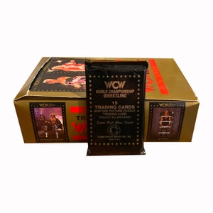 1 pak WCW vintage ruilkaarten. 15 kaarten + 1 fotopuzzelkaart per verpakking. 1e Serie. Uitgebracht door Championship Marketing in 1991. Aardig