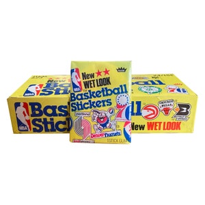 1 paquet d'autocollants de basketball Fleer de l'équipe NBA 1977. 6 autocollants par paquet de cire vintage. « Nouveau look mouillé ! Fleer 1977. 22 équipes à collectionner !