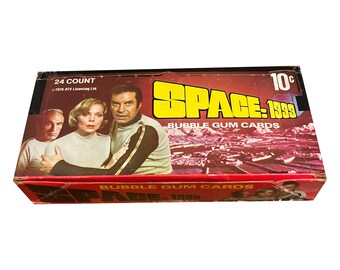 Full box of Space: 1999 vintage trading cards. 24 unopened wax packs in very nice condition. Donruss 1976. British sci-fi show.