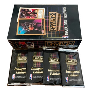 4 Packungen mit 1990-1991 Skybox Basketball-Karten. Antrittsausgabe. 15 Karten pro Packung. Viele klassische NBA-Stars! Sammle sie alle!
