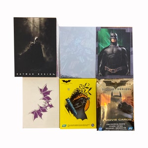 Batman Begins, set completo di 90 carte base + 10 tatuaggi + 5 ologrammi + 5 foil in rilievo + 10 adesivi in ottime condizioni.