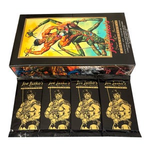 Peut inclure: Une boîte de présentation noire de cartes à collectionner Joe Jusko's Edgar Rice Burroughs Collection II, avec une illustration colorée d'un guerrier combattant une créature. Quatre paquets de cartes noirs assortis sont disposés devant.
