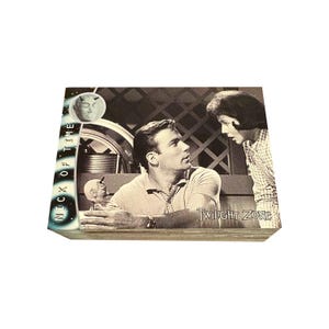 Jeu de base complet de 72 cartes à collectionner vintage Twilight Zone série 2 (n° 73-144) en excellent état. Rittenhouse 2000.