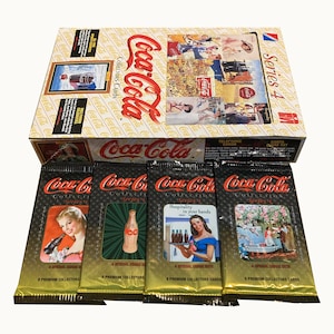 4 Packungen Coca Cola Serie 4 Vintage Sammelkarten. 8 Karten pro Packung. Sammel-A-Karte 1995. Zufällig eingefügte Verfolgungsjagdkarten !
