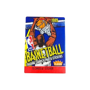 1 Packung Fleer Basketball Karten von 1989. 16 Karten pro + 1 Aufkleber pro Vintage Wachspackung. Fleer 1989. Möglicher Jordan!