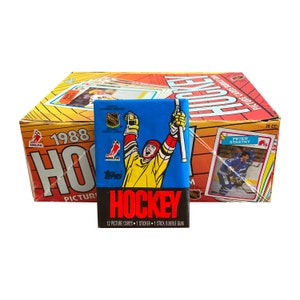 1 paquet de cartes illustrées vintage Topps NHL Hockey 1988. 12 cartes de joueur et 1 autocollant dans chaque paquet. Collectionnez-les tous ! Topps 1988.