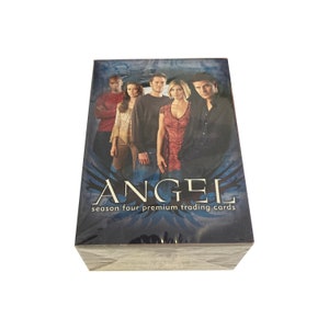 Könnte beinhalten: Eine Schachtel mit Angel Season Four Premium Trading Cards mit den Hauptdarstellern auf der Vorderseite. Die Schachtel ist blau und schwarz mit einem weißen Engelsflügel-Design.