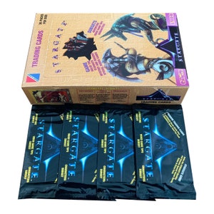 4 Packungen mit Sammelkarten aus dem Film Stargate. 7 Filmkarten + 1 Spielkarte pro Packung. Sammle sie alle! Sammel-A-Karte 1994.