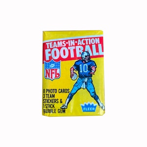 1 paquet de cartes de football Fleer Teams-In-Action 1981 NFL. Lot de 8 cartes + 3 autocollants d'équipe par paquet de wax vintage. Bel objet de collection de la NFL !