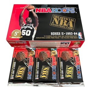 1993-1994 NBA Hoops シリーズ 2 ビンテージ バスケットボール カード 3 パック。1 パックあたり 12 枚のカード + 5 周年記念ゴールド フォイル カード 1 枚。