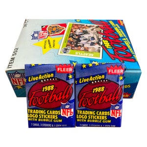 2 paquetes de tarjetas de fútbol Fleer NFL Live Action de 1988. 7 tarjetas fotográficas + 3 pegatinas con el logotipo por paquete. Fleer 1988. ¡Paquetes de cera vintage! Escaso.