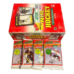 4 paquets de cartes de hockey Score LNH 1991. 15 cartes de joueur par paquet. Édition anglaise. Des tonnes de stars classiques de la LNH ! Collectionnez-les tous !