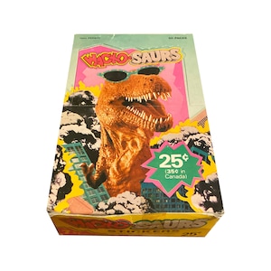 Boîte complète de cartes autocollantes anciennes Wacko-Saurs. Des images farfelues de dinosaures au format sticker ! 50 paquets, 5 cartes par paquet. Zoot 1987. Du plaisir !