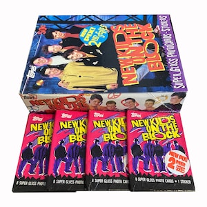 4 pakken New Kids On the Block vintage ruilkaarten uit de 2e serie. 8 superglanzende kaarten + 1 sticker per verpakking. Topps 1990. Verzamel ze allemaal!