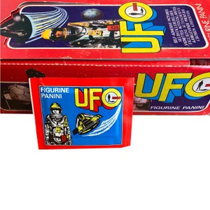 1 confezione di UFO S.H.A.D.O. adesivi dell'album d'epoca. 4 adesivi per confezione. Pubblicato da Panini nel 1973. Molto raro!