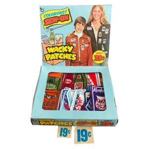 Wacky Patches rare test issue complete box with 24 embroidered sew-on patches, outer sleeve, and alternate price tags. Topps 1974. GPK