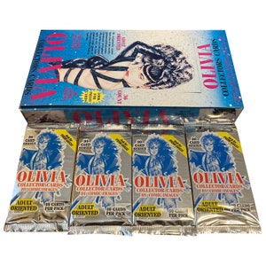 4 confezioni di carte da collezione vintage di Olivia. 10 carte per confezione. 90 pose voluttuose di una delle più grandi artiste dell'aerografo al mondo!