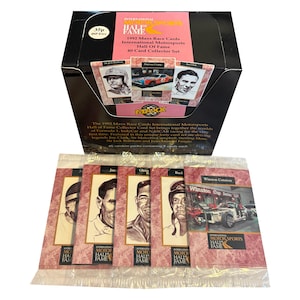 5 Packungen mit International Motorsports Hall Of Fame Vintage Sammelkarten. 5 Karten pro Packung. Sammel alle 40! Von Maxx Inc im Jahr 1992 veröffentlicht.