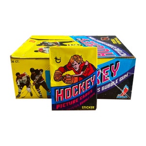1978 Topps NHL ホッケー ビンテージ ピクチャー カード 1 パック。各パックにプレーヤー カードとステッカー 1 枚が入っています。全部集めましょう! Topps 1978。