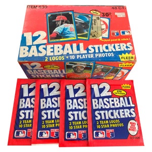 4 confezioni di adesivi Fleer Baseball del 1983. 12 adesivi per confezione: 2 loghi della squadra + 10 foto delle stelle. Collezionali tutti! Fleer 1983.