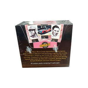 Werkseitig versiegelte Box mit Vintage-Sammelkarten der International Motorsports Hall Of Fame. 45 Packungen mit je 5 Karten. Maxx Inc 1992.