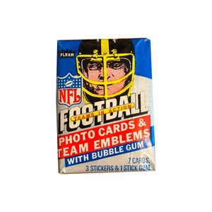 Lot de cire vintage Fleer Football Teams In Action 1984 non ouvert. 7 cartes + 3 autocollants par paquet. Des tonnes d'action NFL classique ! Fleer 1984.