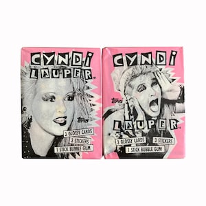 2 paquets de cartes à collectionner vintage Cyndi Lauper. 1 de chaque variante de cape. 3 cartes brillantes et 3 autocollants par paquet. Topps 1985. Insolite.