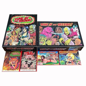 1 paquet de cartes d'horreur radiophoniques classiques de Tune In For Terror. Choisissez parmi 4 modèles d'emballage ou obtenez les 4 ! Mystery Playhouse 1993. Cartes rares !