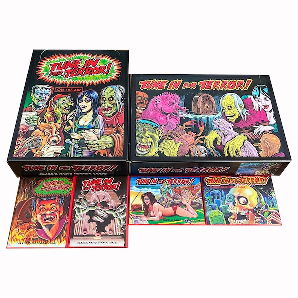 1 paket klassiska radioskräckkort från Tune In For Terror. Välj mellan 4 omslagsdesigner eller få alla 4! Mystery Playhouse 1993. Sällsynta kort!