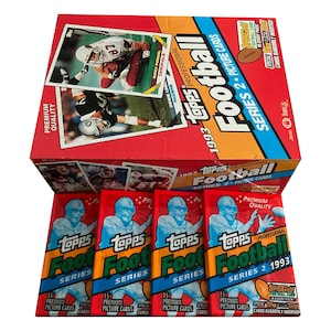 4 pakken met Topps Series 2 vintage voetbalkaarten uit 1993. 15 kaarten per pak. ToppsGold-kaart in elk pakket. Willekeurig geplaatste BlackGold-kaarten.
