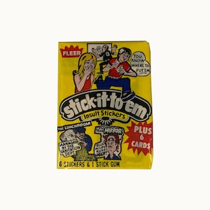 1-pack Stick It To Em-klistermärken med förolämpningar! 6 klistermärken per vintage-vaxpaket. Fleer 1976. Du vet var du ska sätta dem! Sällsynta!