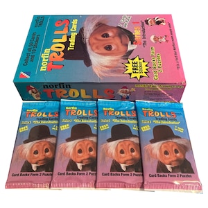 4 Packungen mit Norfin Trolls Sammelkarten. Pro Packung sind 7 Karten und 1 Sticker enthalten. Sammel-A-Karte 1992. 50 Sammelkarten Set!