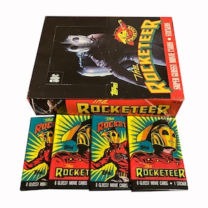 4 paquets de cartes à collectionner vintage The Rocketeer. Topps 1991. 8 cartes de film brillantes et 1 autocollant par paquet. Collectionnez-les tous !