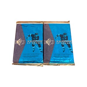 2 paquets de cartes de hockey NHL vintage Upper Deck SP 1994-95. 8 cartes dont 1 prédécoupée par paquet. Cartes de poursuite insérées au hasard. DU 1994.
