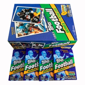4 paquetes de tarjetas de fútbol antiguas Topps Serie 1 de 1993. 15 cartas por paquete. Tarjeta ToppsGold en cada paquete. Tarjetas BlackGold insertadas aleatoriamente.