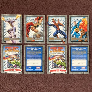 Marvel Super Hero Karten von Perdue. Produziert im Jahr 2002. Lot von 4 + 4 Poster Versandhandelskarten. Seltenes Marvel Sammlerstück!