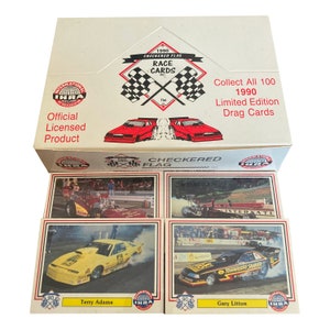 4 Packungen mit 1990 Checkered Flag Karten in limitierter Auflage. Offiziell lizenziert von der International Hot Rod Association. Sammle alle 100!