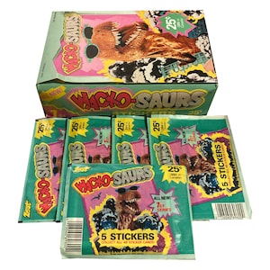 5 pacotes de cartões de adesivos vintage Wacko-Saurs. Imagens malucas de dinossauros em formato de adesivo! 5 por pacote. Colete todos os 48! Zoot 1987. Diversão!