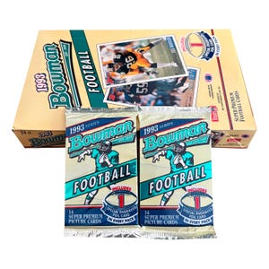 Lot de 2 cartes de football Bowman vintage 1993. 14 cartes par paquet dont 1 carte brillante gravée. De nombreuses stars classiques de la NFL ! Topps 1993.