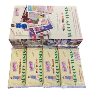 4 pacotes de cartões colecionáveis vintage Spoofy Tunes da Miss Masters. 8 cartas nojentas por pacote. 55 cartas diferentes ao todo. Butthedz 1993.