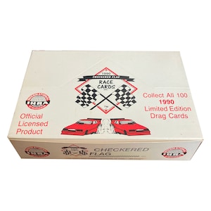 Komplette Schachtel mit 1990 Checkered Flag Drag Race Karten in limitierter Auflage. 36 Packungen. Offiziell lizenziert von der International Hot Rod Association.