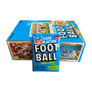 1 pacote de cards Fleer NFL Teams-In-Action Football de 1982. 7 cards com fotos + 3 adesivos de time "Solid Gold" por pacote de cera vintage. Fleer 1982.